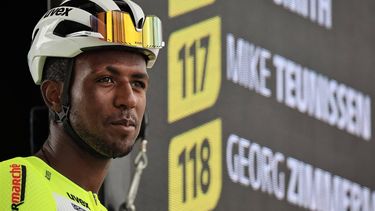 2023-07-12 12:18:52 epa10741059 Eritrean rider Biniam Girmay of team Intermarche-Circus-Wanty at the start of the 11th stage of the Tour de France 2023, a 180 km race from Clermont-Ferrand to Moulins, France, 12 July 2023.  EPA/CHRISTOPHE PETIT TESSON