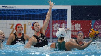 epa11147980 Rita Keszthelyi (R) of Hungary in action against Maartje Keuning (C) of the Netherlands during the Women's Water Polo Quarterfinal match between Hungary and the Netherlands at the FINA World Aquatics Championships in Doha, Qatar, 12 February 2024.  EPA/YURI KOCHETKOV