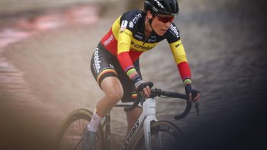 Belgian rider Sanne Cant competes in the Women's elite race of the 'Zilvermeer Mol' cyclocross cycling event, race 3/6 in the 'Exact Cross' competition, in Mol on December 22, 2023.
 
DAVID PINTENS / Belga / AFP