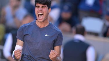 Spain's Carlos Alcaraz celebrates after winning his men's singles semi final match against Italy's Jannik Sinner on Court Philippe-Chatrier on day thirteen of the French Open tennis tournament at the Roland Garros Complex in Paris on June 7, 2024. 
Bertrand GUAY / AFP