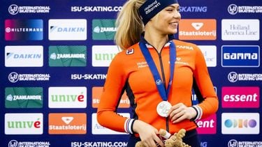 HAMAR - Jutta Leerdam (Nederland) op het podium na afloop van de 500 meter vrouwen op de tweede dag van het WK afstanden in het Noorse Hamar. ANP SEM VAN DER WAL