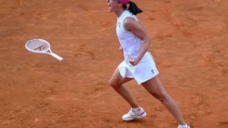 epa11351023 Iga Swiatek of Poland celebrates after winning her women's final match against Aryna Sabalenka of Belarus at the Italian Open tennis tournament in Rome, Italy, 18 May 2024.  EPA/ETTORE FERRARI