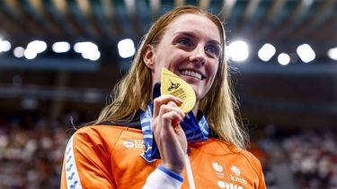 epa13161977 Winner Marrit Steenbergen of the Netherlands poses with her medal after the Women's 100m Freestyle at the European Aquatics Championships in Paris, France, 11 August 2026.  EPA/MOHAMMED BADRA