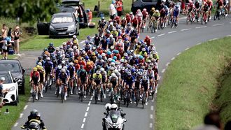 epa10724279 The pack of cyclists in action during the third stage of the Tour de France 2023, a 193,5km race from Amorebieta-Etxano in Spain to Bayonne in France, 03 July 2023.  EPA/CHRISTOPHE PETIT TESSON