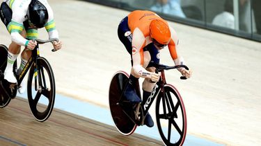 2023-08-06 13:13:53 epa10787485 Harrie Lavreysen (R) of the Netherlands and Matthew Richardson of Australia compete in the Men's Elite Sprint quarter finals at the UCI Cycling World Championships 2023 in Glasgow, Britain, 06 August 2023.  EPA/ADAM VAUGHAN