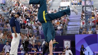 Australia's Rachael Gunn (R), known as Raygun competes against France's Sya Dembele, known as Syssy in the Women's Breaking dance Round robin of the Paris 2024 Olympic Games at La Concorde in Paris, on August 9, 2024. 
Odd ANDERSEN / AFP