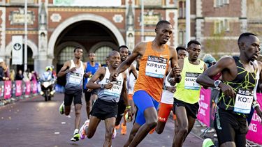 2022-10-16 09:12:49 AMSTERDAM - De kopgroep met in het geel Tsegaye Getachew (ETH), de latere winnaaer van de TCS Amsterdam Marathon. De marathon van Amsterdam, dient ook dit jaar als Nederlands kampioenschap. ANP IRIS VAN DEN BROEK