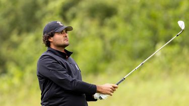 BADHOEVEDORP - Eugenio Chacarra (SPA) in actie op de slotdag van het KLM Open golftoernooi bij golfclub The International. SANDER KONING / ANP