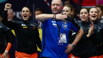 epa11021750 Dutch head coach Per Johansson reacts during the IHF Women's World Handball Championship Main Round IV match between Netherlands and Spain in Frederikshavn, Denmark, 10 December 2023.  EPA/HANNIBAL HANSCHKE