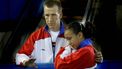 2006-04-29 14:57:51 VOLOS - Lichelle Wong is zaterdag gebleseerd uitgevallen en droogt haar tranen bij haar coach Frank Louter tijdens het EK turnen de landenteam finale in het Griekse Volos. ANP PHOTO ROBIN UTRECHT