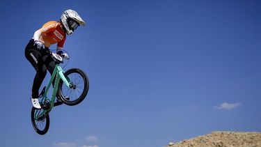 ARNHEM - Laura Smulders in actie tijdens de vierde wedstrijd om de wereldbeker BMX. ANP ROBIN VAN LONKHUIJSEN