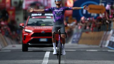 Team Jayco AlUla's Australian rider Luke Plapp celebrates after victory as he crosses the finish line of the 8th stage of the 108th Giro d'Italia cycling race of 197kms from Giulianova to Castelraimondo on May 17, 2025. 
Luca Bettini / AFP