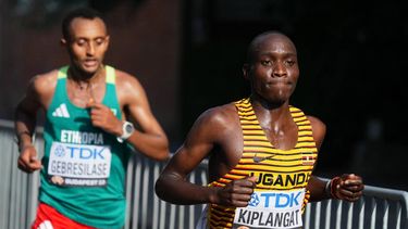 2023-08-27 08:54:48 epa10822771 Uganda's Victor Kiplangat (R), and Ethiopia's Leul Gebresilase (L) in action during the men's marathon final of the World Athletics Championship in Budapest, Hungary, 27 August 2023.  EPA/ALEKSANDRA SZMIGIEL / POOL