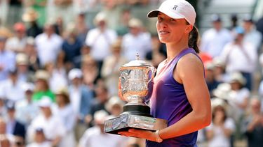 epa11397729 Iga Swiatek of Poland poses with the Suzanne-Lenglen-trophy after winning her Women's Singles final match against Jasmine Paolini of Italy during the French Open Grand Slam tennis tournament at Roland Garros in Paris, France, 08 June 2024.  EPA/TERESA SUAREZ