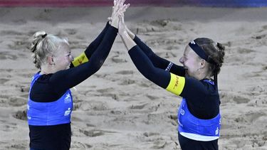 Netherland's Katja Stam (R) and Raisa Schoon celebrate winning the Women's bronze medal match between Netherland's Katja Stam and Raisa Schoon against Spain's Daniela Alvarez Mendoza and Tania Moreno Matveeva at the European Championships Munich 2022 in Munich, southern Germany, on August 20, 2022. 
Tobias SCHWARZ / AFP