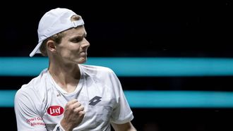 ROTTERDAM - Jesper de Jong in actie tegen Milos Raonic (CAN, niet op foto) op de eerste dag van het tennistoernooi ABN AMRO Open in Ahoy. ANP SANDER KONING