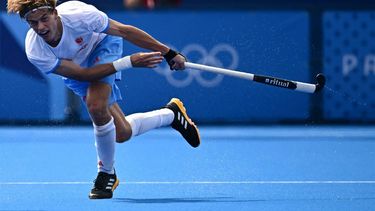 Netherlands' defender #12 Justen Blok passes the ball in the men's pool A field hockey match between the Netherlands and Spain during the Paris 2024 Olympic Games at the Yves-du-Manoir Stadium in Colombes on August 2, 2024. 
Loic VENANCE / AFP