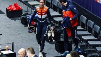 ROTTERDAM - (l-r) Suzanne Schulting (NED), Niels Kerstholt tijdens de 500 meter vrouwen halve finale op het WK shorttrack in Ahoy. ANP KOEN VAN WEEL