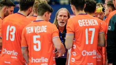 epa10959275 Netherlands national team manager Staffan Olsson (C) speaks to his players during the Golden League handball match between the Netherlands and Denmark in Sotra, Norway, 05 November 2023.  EPA/Stian Lysberg Solum  NORWAY OUT