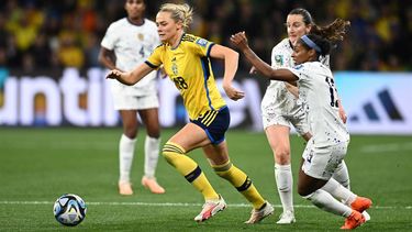 2023-08-06 20:46:28 epa10787302 Fridolina Rolfo (L) of Sweden in action during the FIFA Women's World Cup 2023 Round of 16 soccer match between Sweden and the USA at Melbourne Rectangular Stadium in Melbourne, Australia, 06 August 2023.  EPA/JOEL CARRETT  EDITORIAL USE ONLY AUSTRALIA AND NEW ZEALAND OUT