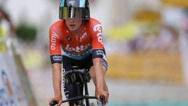 Lotto Dstny team's Belgian rider Maxim Van Gils cycles past the finish line of the 7th stage of the 111th edition of the Tour de France cycling race, 25,3 km individual time trial between Nuits-Saint-Georges and Gevrey-Chambertin, on July 5, 2024. 
Thomas SAMSON / AFP