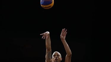 epa11528971 Worthy de Jong of the Netherlands in action during the Men's gold medal game France vs the Netherlands of the 3x3 Basketball competitions in the Paris 2024 Olympic Games, at La Concorde in Paris, France, 05 August 2024.  EPA/YOAN VALAT
