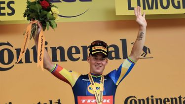 2023-07-08 17:13:21 epa10734455 Danish rider Mads Pedersen of team Lidl-Trek celebrates on the podium after winning the 8th stage of the Tour de France 2023, a 201km race from Libourne to Limoges, France, 08 July 2023.  EPA/CHRISTOPHE PETIT TESSON
