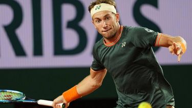 Norway's Casper Ruud plays a forehand return to US Taylor Fritz during their men's singles round of sixteen match on Court Suzanne-Lenglen on day nine of the French Open tennis tournament at the Roland Garros Complex in Paris on June 3, 2024. 
Dimitar DILKOFF / AFP