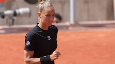 2023-05-30 15:10:58 epa10663165 Arantxa Rus of the Netherlands plays Julia Grabher of Austria in their Women's Singles first round match during the French Open Grand Slam tennis tournament at Roland Garros in Paris, France, 30 May 2023.  EPA/TERESA SUAREZ