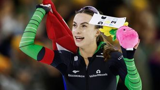 HEERENVEEN - Femke Kok juicht na het winnen van de 500 meter voor vrouwen tijdens de eerste dag van het NK afstanden in Thialf. De olympische winter werd afgetrapt met het driedaagse schaatstoernooi. ANP VINCENT JANNINK