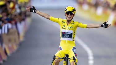 epa12282226 French rider Pauline Ferrand-Prevot of team Visma - Lease a Bike celebrates as she crosses the finish line to win the 9th stage and the 4th edition of the Women's Tour de France cycling race, 124,1 km from Praz-Sur-Arly to Chatel Les Portes du Soleil, in Chatel, France, 03 August 2025.  EPA/JEAN-CHRISTOPHE BOTT