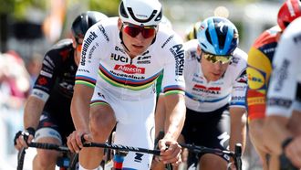 2023-08-20 14:53:39 ETTEN-LEUR - Wereldkampioen Mathieu van der Poel tijdens de Profwielerronde Etten-Leur. Van der Poel showt voor het eerst zijn regenboogtrui die hij veroverde tijdens het WK wielrennen in Glasgow. ANP BAS CZERWINSKI