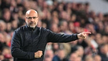 PSV Eindhoven's Dutch coach Peter Bosz gestures on the touchline towards his players during the UEFA Champions League, league phase football match between PSV Eindhoven and Napoli at the Philips Stadium, in Eindhoven, on October 21, 2025. 
NICOLAS TUCAT / AFP