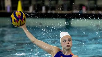 2023-07-06 11:28:01 ZEIST - Lola Moolhuijzen tijdens de training van de Nederlandse waterpolosters ter voorbereiding van het WK in het Japanse Fukuoka. ANP ROBIN VAN LONKHUIJSEN