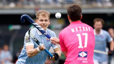 DEN BOSCH - Hockeyer Jasper Brinkman (L) van Bloemendaal in in duel met  hockeyspeler Sean Murray (R) van Gantoise tijdens de Euro Hockey League finale. ANP BAS CZERWINSKI