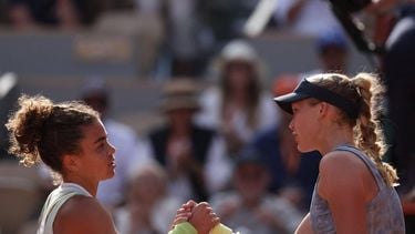 Italy's Jasmine Paolini shakes hands with Russia's Mirra Andreeva (R) after winning the women's singles semi final match on Court Philippe-Chatrier on day twelve of the French Open tennis tournament at the Roland Garros Complex in Paris on June 6, 2024. 
ALAIN JOCARD / AFP