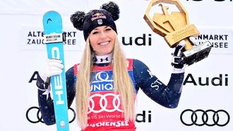 epa12640360 Lindsey Vonn of the USA celebrates on the podium after winning the Women's Downhill race at the FIS Alpine Skiing World Cup in Zauchensee, Austria, 10 January 2026.  EPA/CHRISTIAN BRUNA