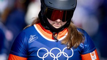 LIVIGNO - Michelle Dekker tijdens de achtste finales van de parallelreuzenslalom bij het snowboarden op de Olympische Winterspelen van Milaan en Cortina.  IRIS VAN DEN BROEK / ANP