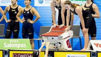 2023-07-27 12:09:56 FUKUOKA - Marrit Steenbergen, Janna van Kooten, Imani de Jong en Silke Holkenborg na afloop van de 4x200 vrij vrouwen tijdens de vijfde dag van het WK Zwemmen in Japan. ANP KOEN VAN WEEL