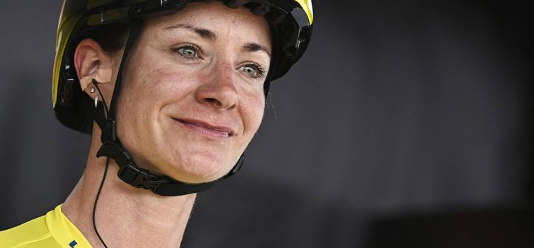 Team Visma | Lease a Bike's Dutch rider Marianne Vos wearing the overall leader's yellow jersey awaits the start of the 5th stage (out of 9) of the fourth edition of the Women's Tour de France cycling race, 165.8 km from Chasseneuil-du-Poitou to Gueret, central France on July 30, 2025. 
JULIEN DE ROSA / AFP