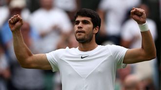 2023-07-08 17:36:53 epa10734698 Carlos Alcaraz of Spain celebrates winning his Men's Singles 3rd round match against Nicolas Jarry of Chile at the Wimbledon Championships, Wimbledon, Britain, 08 July 2023.  EPA/ADAM VAUGHAN   EDITORIAL USE ONLY