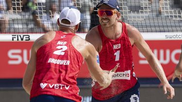 epa13083376 Netherland's Stefan Boermans, right, and Alexander Brouwer react to Italy's Samuele Cottafava and Gianluca dal Corso during the Volleyball World Beach Pro Tour Elite16 men's match, in Gstaad, Switzerland, 03 July 2026.  EPA/PETER SCHNEIDER