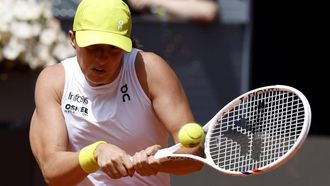epa12064761 Iga Swiatek of Poland in action during her quarter-finals match against Madison Keys of USA at the Madrid Open tennnis tournament in Madrid, Spain, 30 April 2025.  EPA/Chema Moya