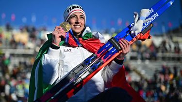 epa12743365 Gold medalist Lisa Vittozzi of Italy poses after the medal ceremony for the Women's 10km Pursuit of the Biathlon competitions at the Milano Cortina 2026 Winter Olympic Games, in Anterselva, Italy, 15 February 2026.  EPA/MARTIN METELKO