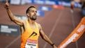 AMSTERDAM - Khalid Choukoud komt over de finish van de 50e editie van de marathon van Amsterdam. Choukoud is daarmee Nederlands kampioen marathon 2025. ANP KOEN VAN WEEL