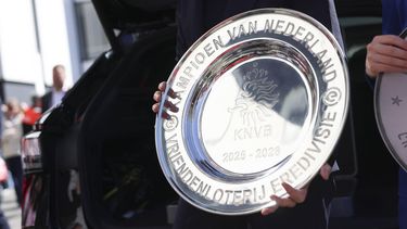 EINDHOVEN - De kampioensschaal arriveert in Eindhoven voorafgaand aan de huldiging van PSV in het Philips-stadion. De club is voor de derde keer op rij landskampioen in de Eredivisie geworden. Het is de 27e landstitel voor de Eindhovenaren. ROB ENGELAAR / ANP