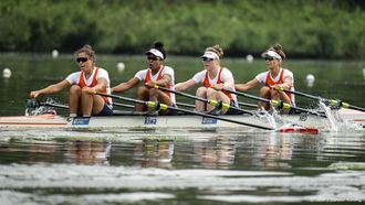 2023-08-25 10:41:40 AMSTERDAM - Laila Youssifou, Roos de Jong, Tessa Dullemans en Bente Paulis (vrouwen dubbelvier) tijdens een open training van de TeamNL roeiers in WK-formaties op de Amsterdamse Bosbaan. Het team bereidt zich voor op het WK roeien in Belgrado. ANP SANDER KONING