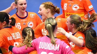 epa11021886 Players of the Netherlands celebrate after winning the IHF Women's World Handball Championship Main Round IV match between Netherlands and Spain in Frederikshavn, Denmark, 10 December 2023.  EPA/HANNIBAL HANSCHKE