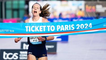 2023-10-15 11:27:16 AMSTERDAM - Anne Luijten komt over de finish van de TCS Amsterdam Marathon 2023. Aan de Marathon van Amsterdam doen een recordaantal van 47.000 lopers mee. ANP IRIS VAN DEN BROEK