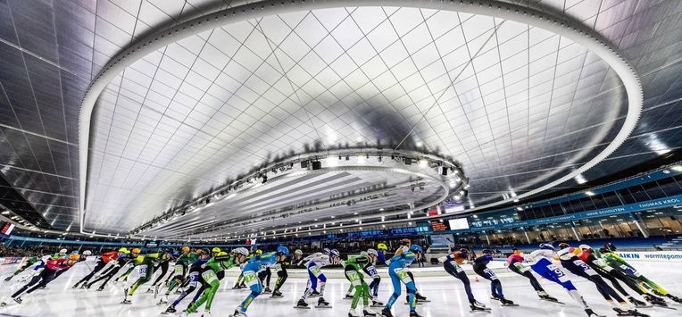 HEERENVEEN - Sfeerbeeld van het mannenpeloton tijdens het Nederlands kampioenschap marathonschaatsen in Thialf. Deze wedstrijd vindt jaarlijks op nieuwjaarsdag plaats. VINCENT JANNINK / ANP